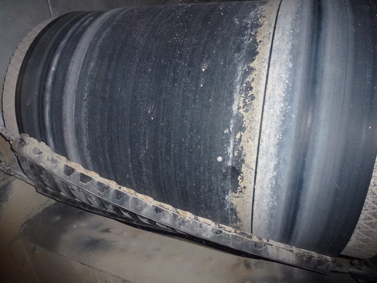 為解決傳送帶上的回運物料問題，技術(shù)人員安裝了 CleanScrape? 清掃器。(圖2)